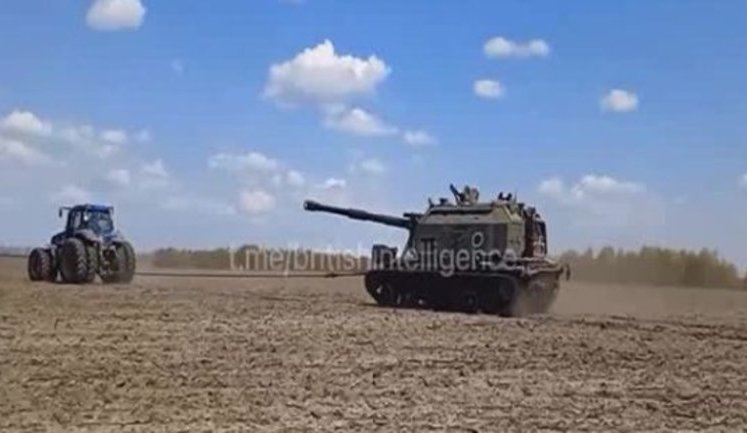 Тракторные "войска" затрофеили российскую САУ 2С19 "Мста-С". ВИДЕО