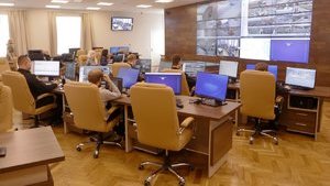 Керівництво мерії Дніпра зустрілося з підлітками, які розмалювали "наркотичними" написами пам'ятник Полю