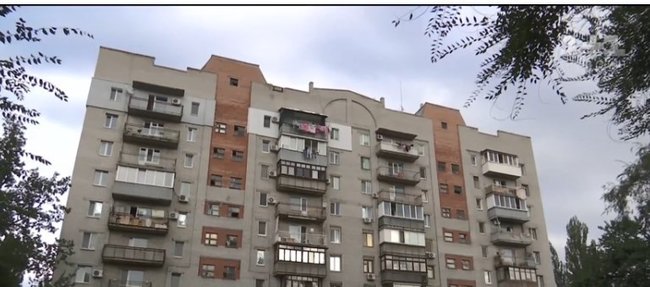 Двухлетняя девочка в Днепре выпала с балкона 10-го этажа и выжила 01