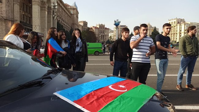 У центрі Києва відбувся автопробіг із прапорами Азербайджану та Туреччини, учасники скандували: Карабах! і стріляли (оновлено) 04