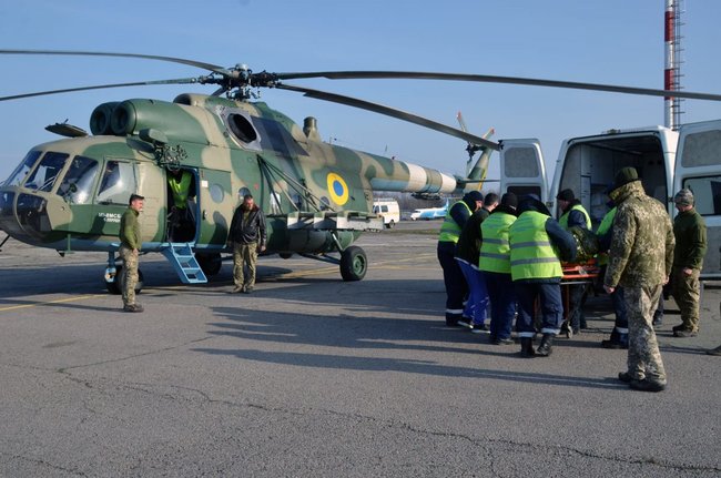 Пораненого військовослужбовця вертольотом евакуйовано з Дніпра до Києва 01