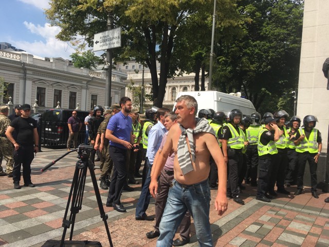 Потасовка у Рады: могло быть и хуже 11