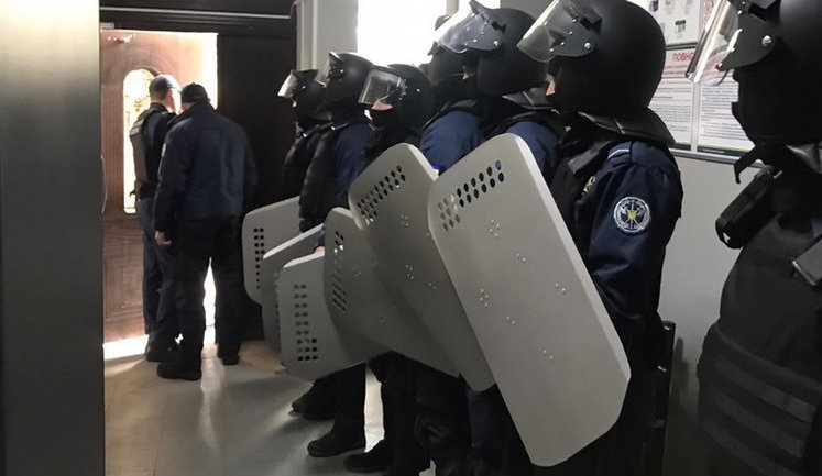 У суді щодо справи про напад на міськраду Жмеринки розпилили сльозогінний газ. ФОТО
