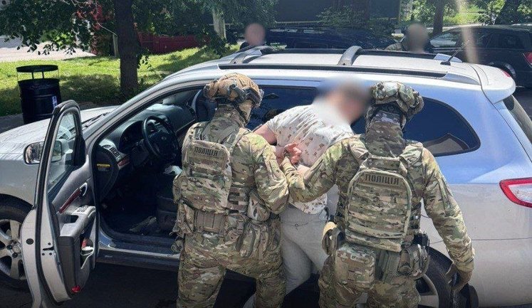 За перевод в другую часть вымогал $800: на Хмельнитчине задержали заместителя командира. ФОТО