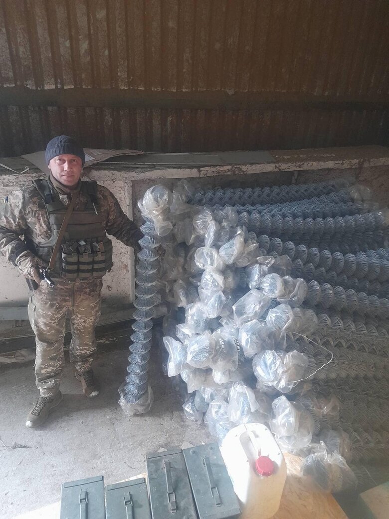 Волонтеры с помощью сетки-рабицы маскируют от врага украинские САУ Краб 03 Волонтеры с помощью сетки-рабицы маскируют от врага украинские САУ Краб 03