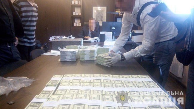 Two officials caught red-handed receiving $1.5 mln bribe 01