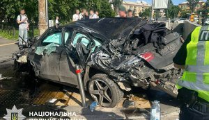 Автомобиль на большой скорости врезался в пешеходную зону в Киеве: 4 погибших, есть раненые. ФОТОрепортаж