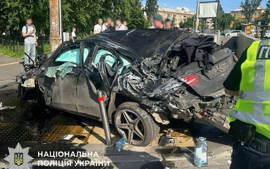 Авто на великій швидкості влетіло у пішохідну зону в Києві: 4 загиблих, є поранені. ФОТОрепортаж
