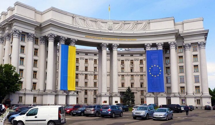 Костін та посольські призначення