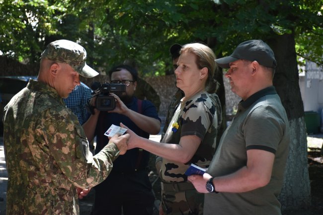 16 воинам-добровольцам ДУК Правый сектор вручены в Авдеевке удостоверения УБД, - Минветеранов 03