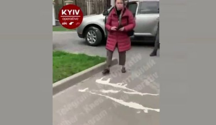 Police detained elderly man who painted Russian swastika - letter "Z", on Umanskaya Street in Kyiv. VIDEO