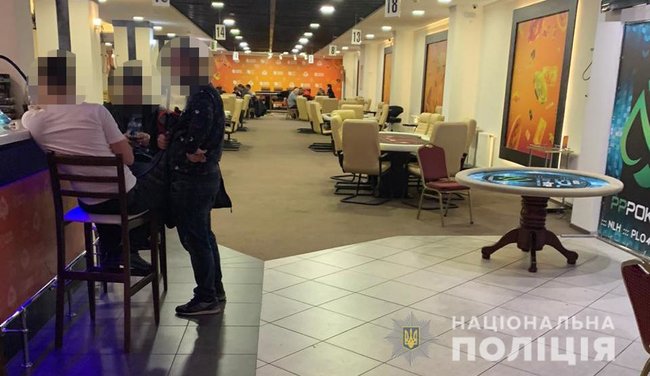 Поліція в Києві накрила підпільний покерний клуб: вилучено 30 столів і фішок на 300 млн грн 04