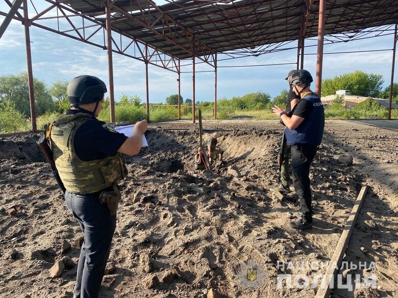 Окупанти вночі завдали ракетного удару по Мерефі на Харківщині, пошкоджено цехи підприємства, поранено охоронця 06