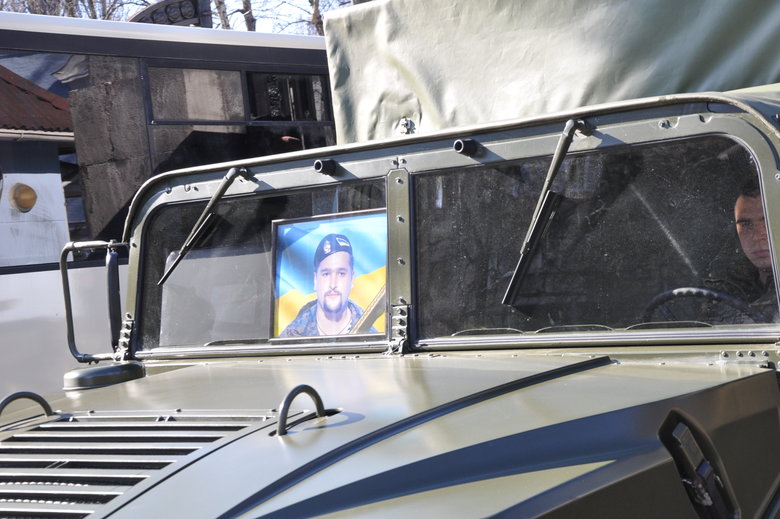 В Києві попрощалися із загиблим внаслідок російського обстрілу розвідником 30-ї ОМБр Антоном Сидоровим 65