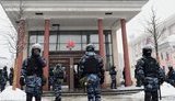 ОМОН проводит массовые задержания на протестных акциях в поддержку Навального в РФ. ВИДЕО