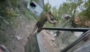 Раненый в зад оккупант хромает после эвакуации в укрытие. ВИДЕО