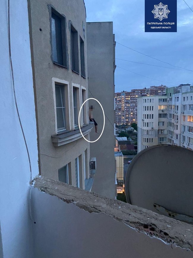 Патрульные спасли мужчину, пытавшегося спрыгнуть с 10 этажа в Одессе 01