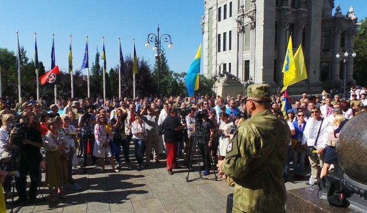 Часть участников Марша защитников пришли под Офис президента в Киеве с требованием "Нет капитуляции". ВИДЕО+ФОТОрепортаж