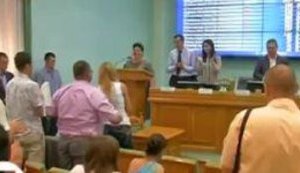 В ЦИК стоя приветствовали главу ОИК из Донецка: "Страшно было, девочки. "Дээнэровцы" приехали и сказали, что выборов не будет". ВИДЕО