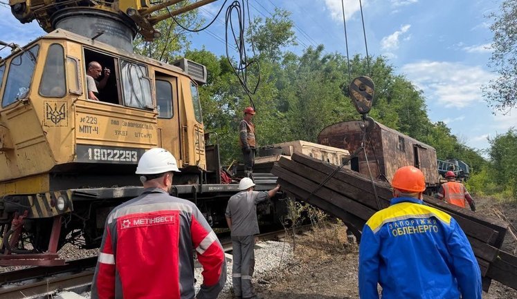 "Zaporizhzhiaoblenergo" and "Zaporizhstal" pooled their equipment and resources to deal with aftermath of attack. PHOTOS