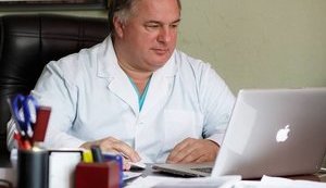 Новое "дело врачей" в Днепре: против ведущего профессора-онколога Украины Игоря Бондаренко открыли уголовное производство. Его коллег уже вызывают на допросы