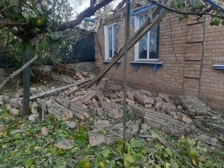 Росіяни обстріляли з артилерії та дронами Дніпропетровщину: поранено чоловіка й пошкоджено будинки 04