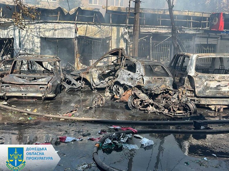 Наслідки удару по Костянтинівці: пошкоджено 20 магазинів, ЛЕП, адмінбудівлю та будинок. Під завалами перебувають люди 01