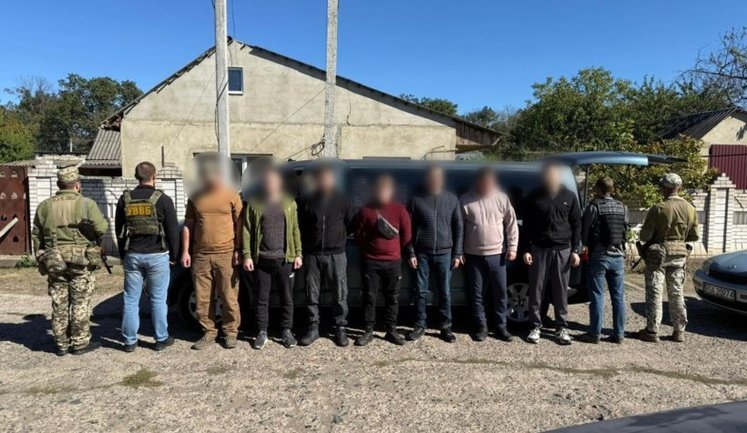 На Одещині прикордонники затримали 6 чоловіків призовного віку: вони їхали до Молдови. ФОТО