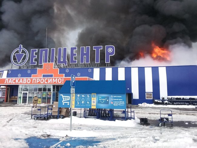 У ТЦ Епіцентр на Миколаївщині сталася масштабна пожежа 03