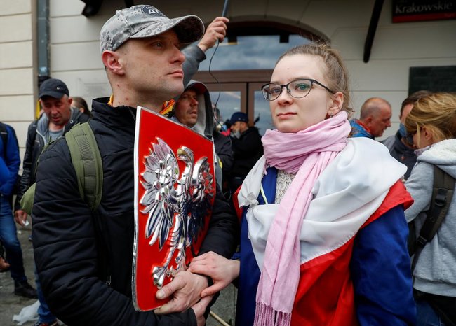 У Варшаві поліція розігнала антикарантинний протест: застосовувався сльозогінний газ, майже 400 затриманих 06