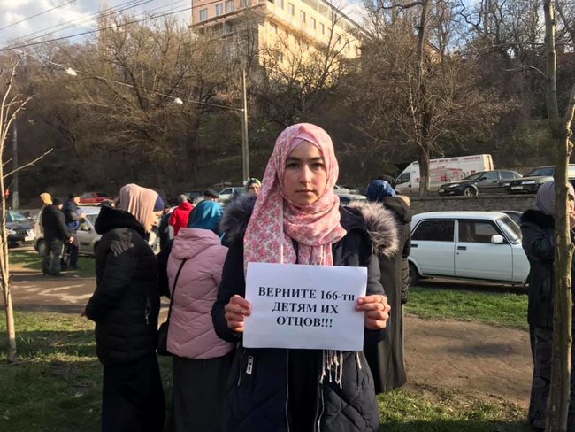 Папірців боїтеся? - окупанти затримали учасника флешмобу на підтримку заарештованих кримськотатарських активістів Таїра Ібрагімова 14