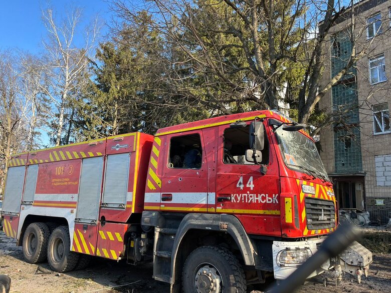 Війська РФ вдарили по рятувальниках, які шукали людей під завалами адміністрації на Харківщині, - ДСНС 04