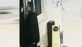 На станції метро "Оболонь" у Києві невідомий чоловік ударив співробітницю метрополітену. ВІДЕО камер спостереження