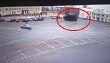 На Житомирщине новогодняя елка сломалась при установке и упала вместе с находившимся на ней мужчиной. ВИДЕО камер наблюдения