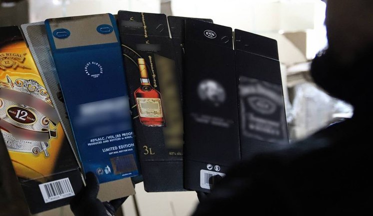 У Києві викрили незаконне виробництво алкоголю – розливали віскі Jack Daniel’s і коньяк Hennessy. ФОТОрепортаж