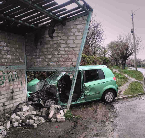 Легковик врізався в зупинку на Донеччині: пятеро постраждалих 02
