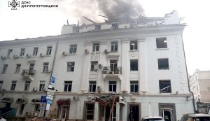 Мешканці Дніпра розповіли про удар дронів РФ по місту: "Влучило – вікна, двері вилетіли, когось поранило"