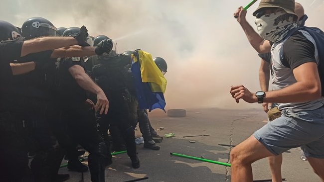 Столкновения митингующих с правоохранителями на акции Остановим капитуляцию под Офисом Президента 15