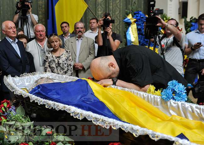 С Героем Украины Левком Лукьяненко прощаются в Киеве 12