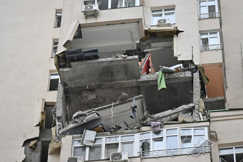 Последствия падения обломков вражеской ракеты на многоэтажку в Соломенском районе Киева 43