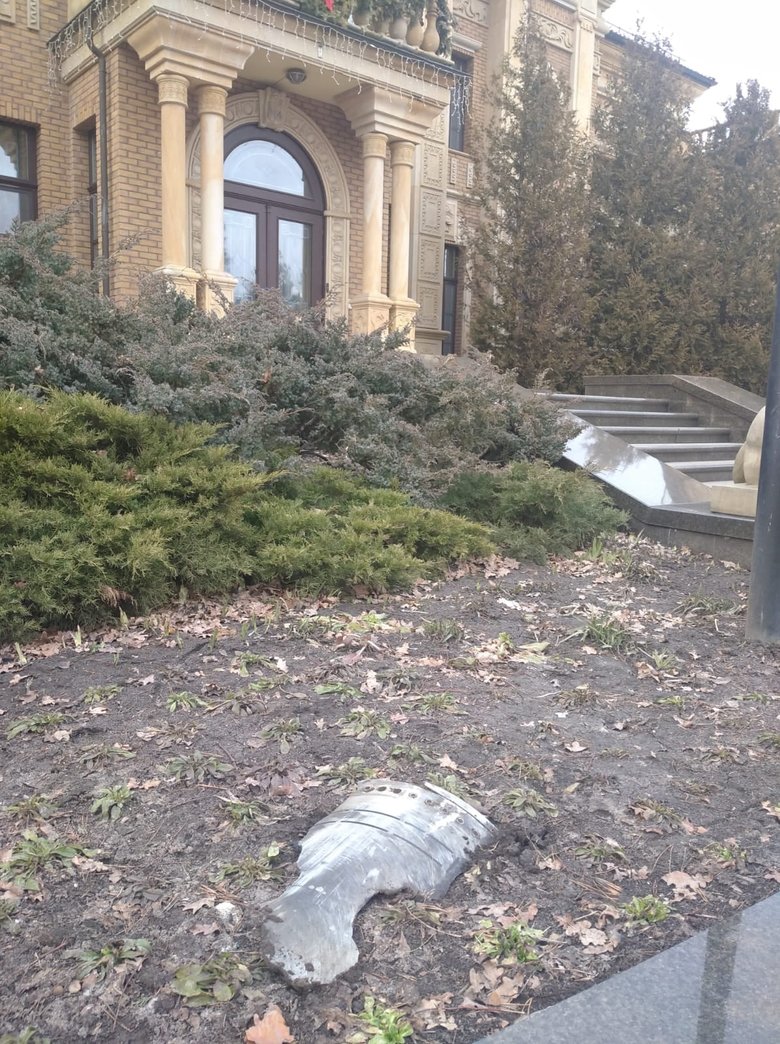 Rocket fragment fell in presidential dacha yard in Koncha Zaspa 02