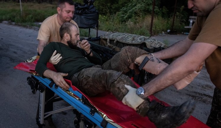 Зеленский наградил военных, эвакуировавших раненого бойца с помощью НРК