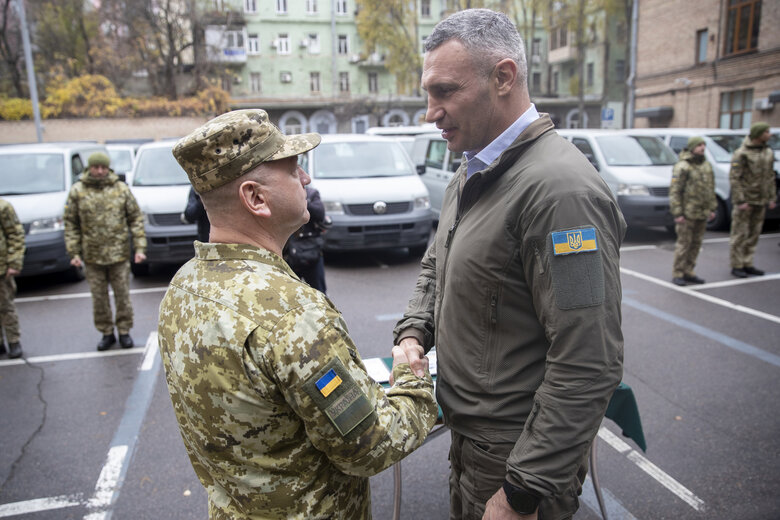 Кличко передал 50 микроавтобусов от иностранных партнеров для боевых подразделений Государственной пограничной службы 01
