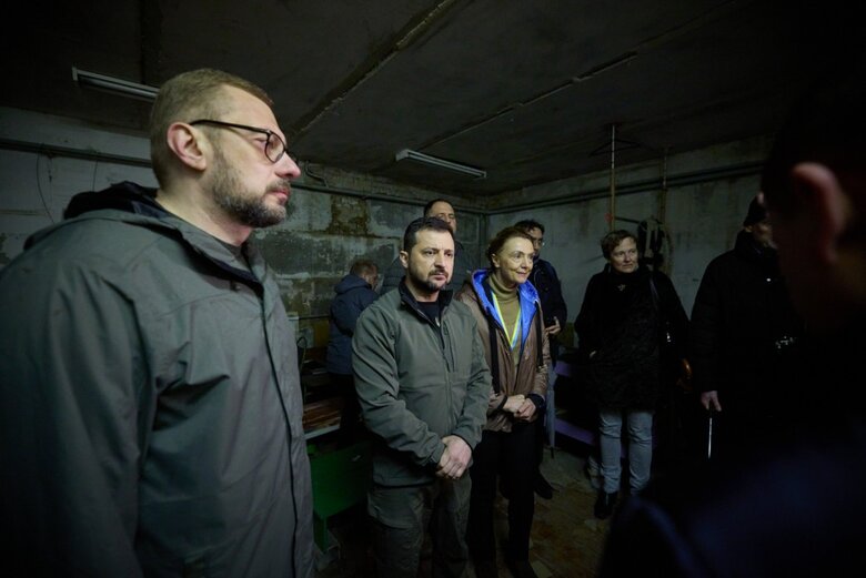 Зеленський, Габек та Пейчинович-Бурич оглянули наслідки російських злочинів у Ягідному: Місцеві 27 днів були у підвалі 08