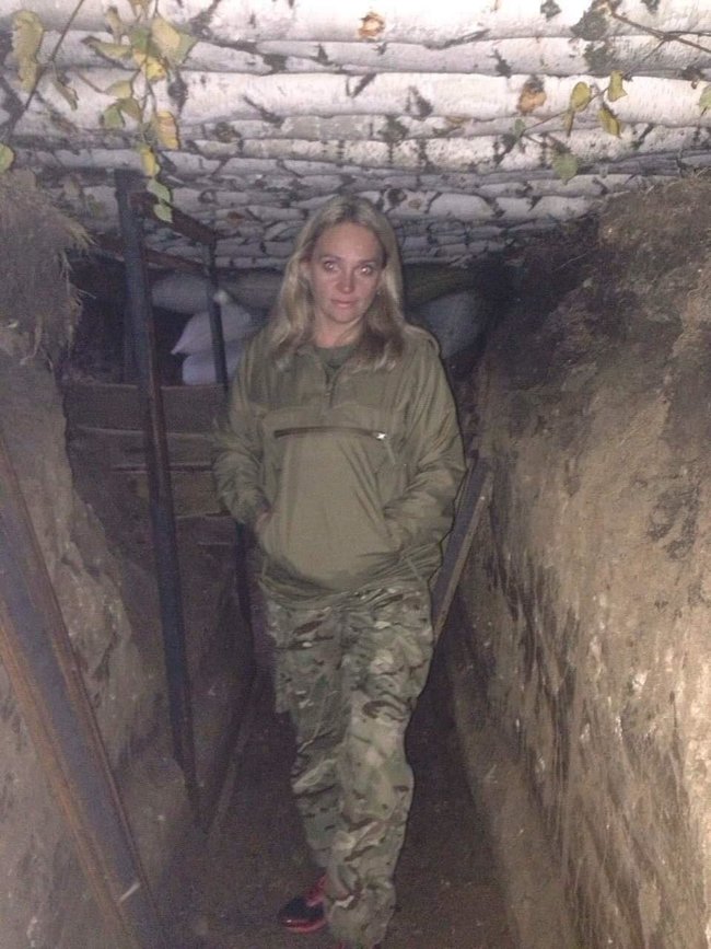 Відомий волонтер, водій-санітар 54 ОРБ Вікторія Шинкаренко: Перші три тепловізори ми передавали на Савур-Могилу. І після чергового штурму нам передзвонили і сказали, що хлопці з ним спали в обіймах, бо вони досі не бачили такого обладнання - це дуже надихало 05