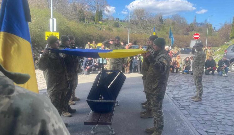Із загиблим військовим Вадимом Афінцем, який з перших днів вторгнення захищав Україну та загинув на Сумському напрямку, попрощались у Києві. ВІДЕО+ФОТОрепортаж