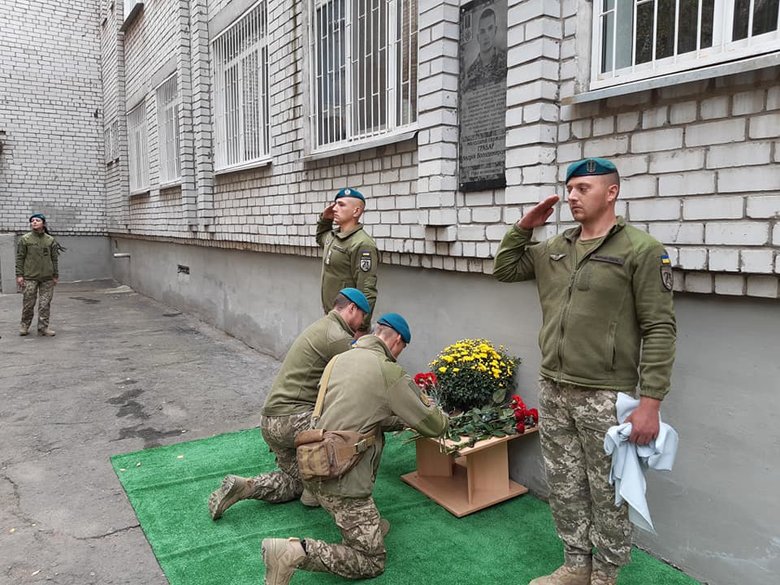 Меморіальні дошки двом полеглим воїнам 36-ї ОБрМП відкрили в Миколаєві 15