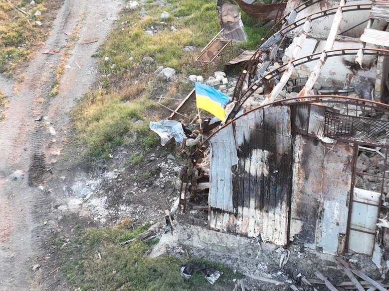 На Зміїному встановили прапор України 02