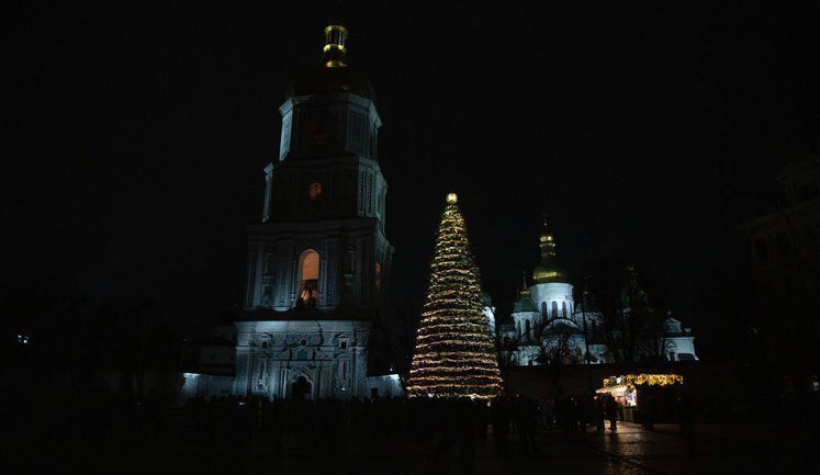 На Софійській площі Києва запалили вогні на головній ялинці України. ФОТО