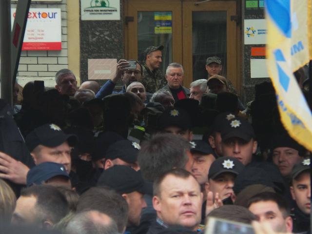 Правоохранители блокировали нардепов и активистов, которые пытались пронести палатки для митингующих под Радой 01